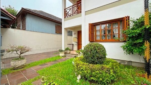 Casa em Porto Alegre, no bairro Tristeza, com 3 dormitório(s), e 3 banheiros, à venda.