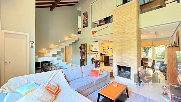 Casa em Porto Alegre, no bairro Hípica, com 3 dormitório(s), e 3 banheiros, à venda.