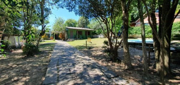Casa em Porto Alegre, no bairro Ponta Grossa, com 3 dormitório(s), e 3 banheiros, à venda.
