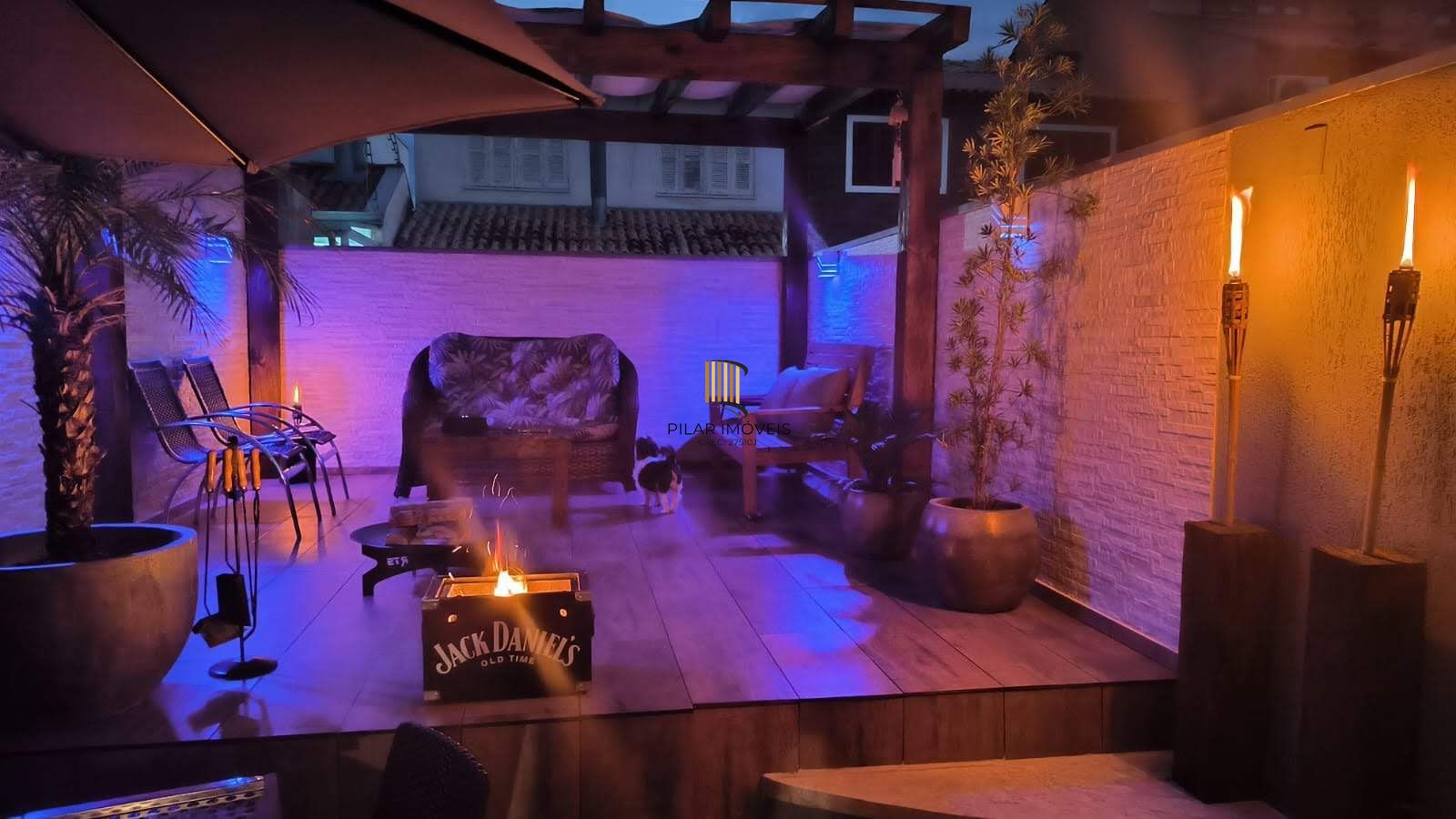 Casa na Zona sul de Porto Alegre com 02 dormitórios e pátio.