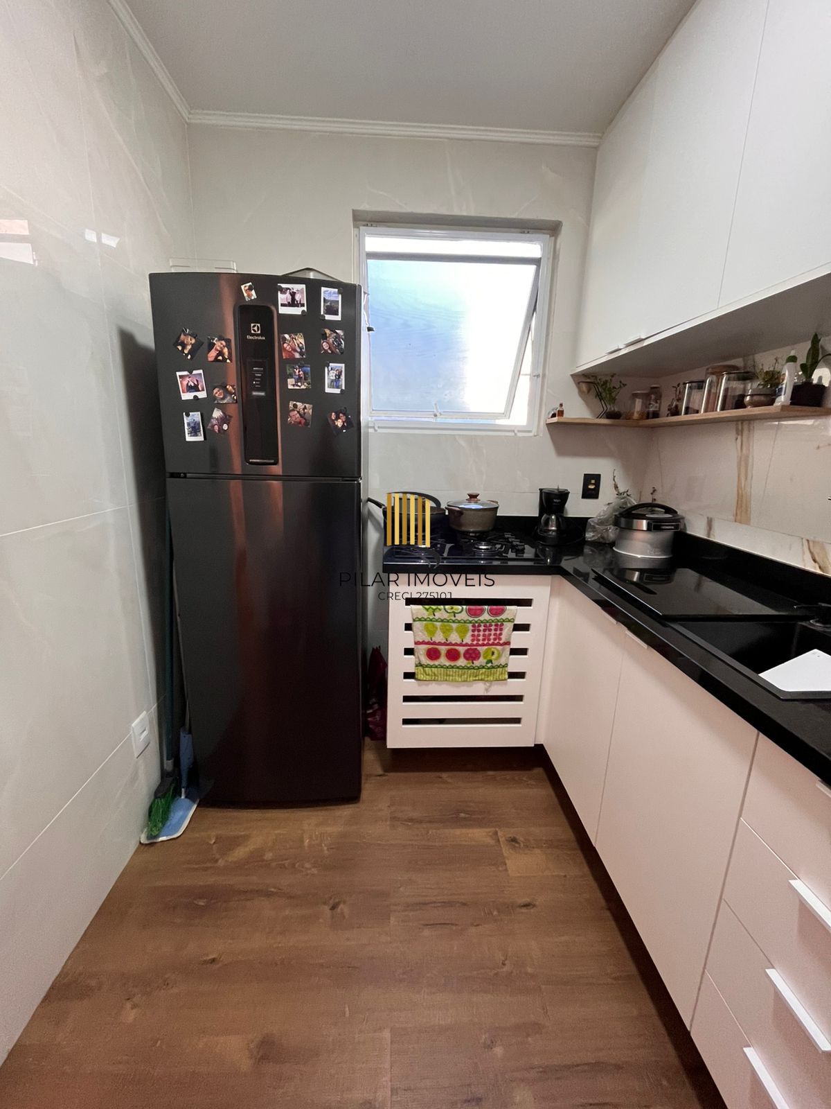 Apartamento semi mobiliado de 2 dormitórios no bairro Cristal