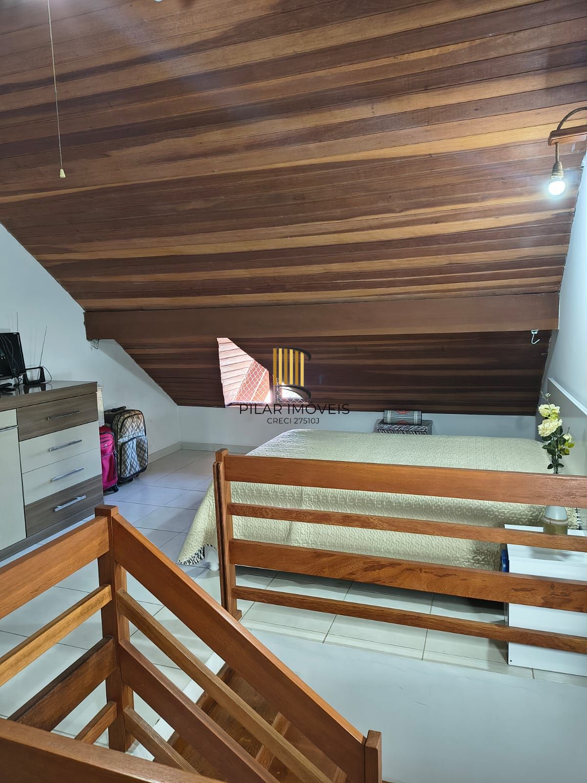 Otimo sobrado com 2 suites no bairro Guaruja