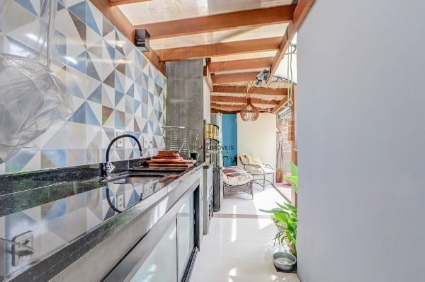 Casa em Porto Alegre, no bairro Tristeza, com 2 dormitório(s), e 2 banheiros, à venda.