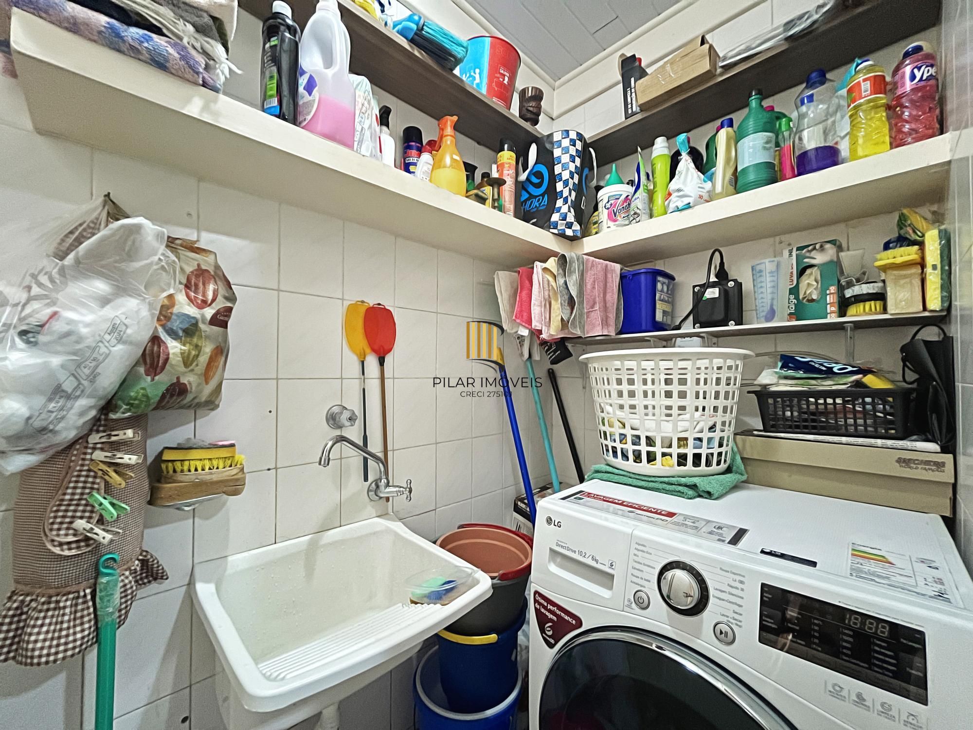 Ótima casa 2 dormitórios, 2 vagas, em rua calma no bairro.