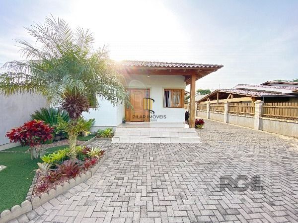 Casa em Porto Alegre, no bairro Belém Novo, com 3 dormitório(s), e 3 banheiros, à venda.