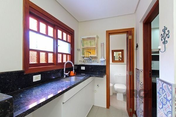 Casa em Porto Alegre, no bairro Hípica, com 3 dormitório(s), e 3 banheiros, à venda.
