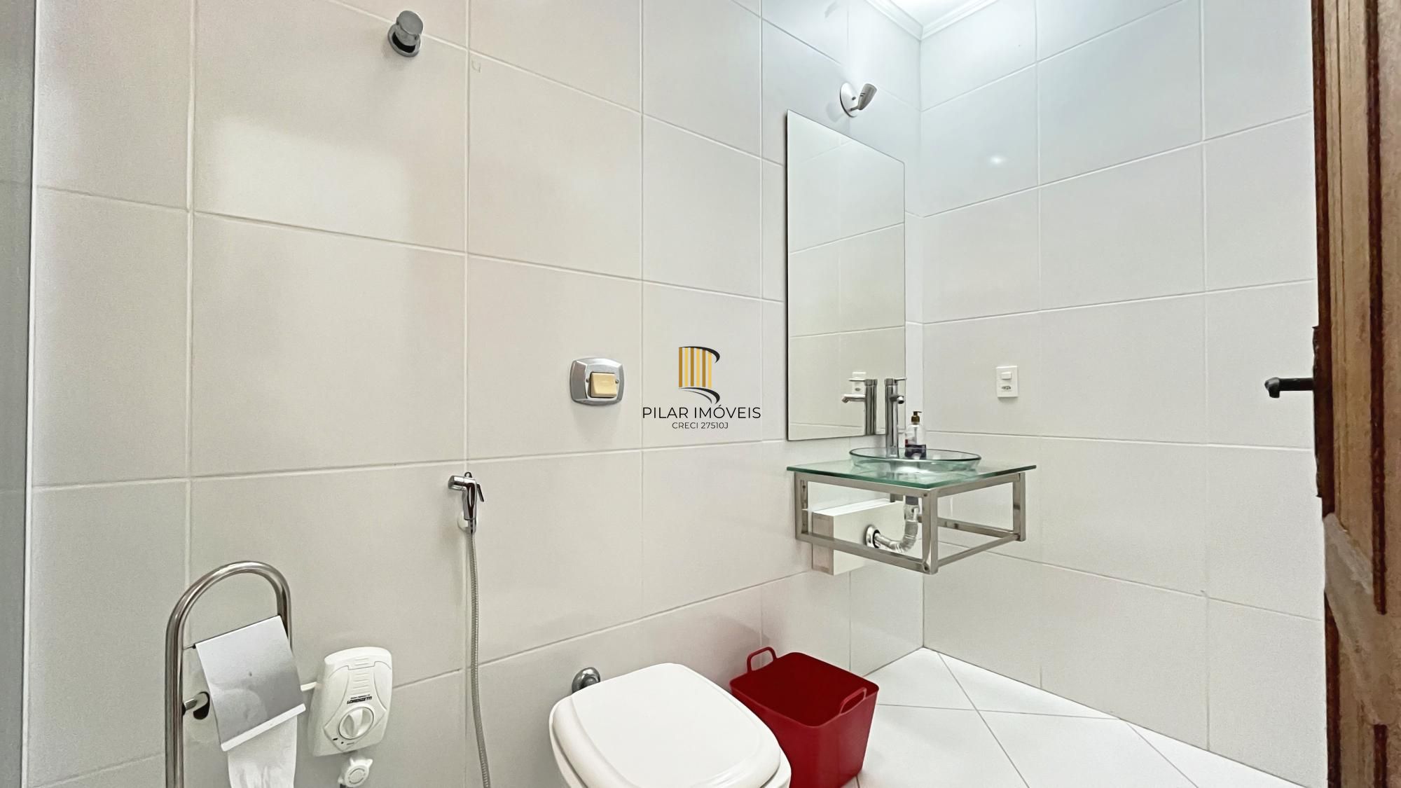 Casa 3D com 2 suítes e piscina.