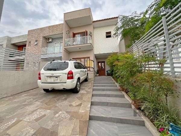 Casa 3 dormitórios no bairro Hípica