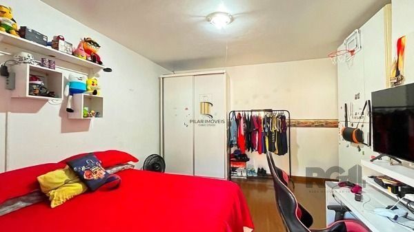 Casa em Porto Alegre, no bairro Ipanema, com 4 dormitório(s), e 4 banheiros, à venda.