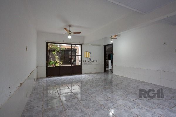 Casa em Porto Alegre, no bairro Medianeira, com 5 dormitório(s), e 5 banheiros, à venda.
