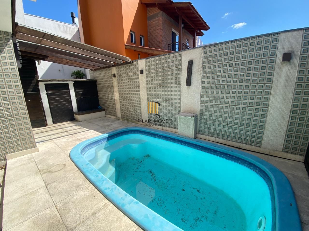 Casa em condomínio semimobiliada, no Lagos de Nova Ipanema