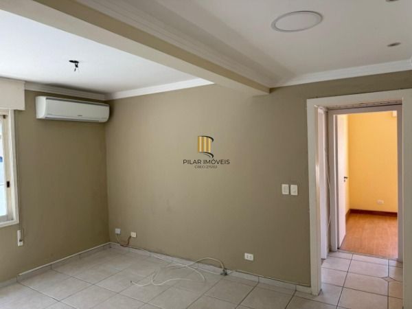 Apartamento em Porto Alegre, no bairro Azenha, com 2 dormitório(s), e 2 banheiros, à venda.