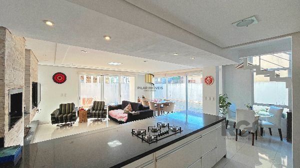 Casa em Porto Alegre, no bairro Hípica, com 3 dormitório(s), e 3 banheiros, à venda.