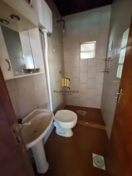 Casa em Porto Alegre, no bairro Vila Nova, com 2 dormitório(s), e 2 banheiros, à venda.