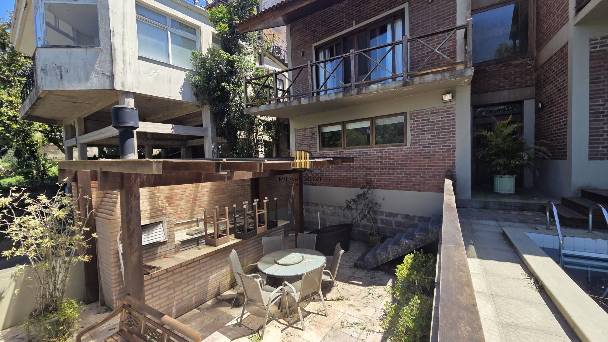 Belíssima residência com 4 dormitórios, 2 suítes com closet e vista deslumbrante para o Guaíba.