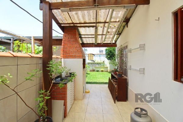 Casa em Porto Alegre, no bairro Serraria, com 3 dormitório(s), e 3 banheiros, à venda.
