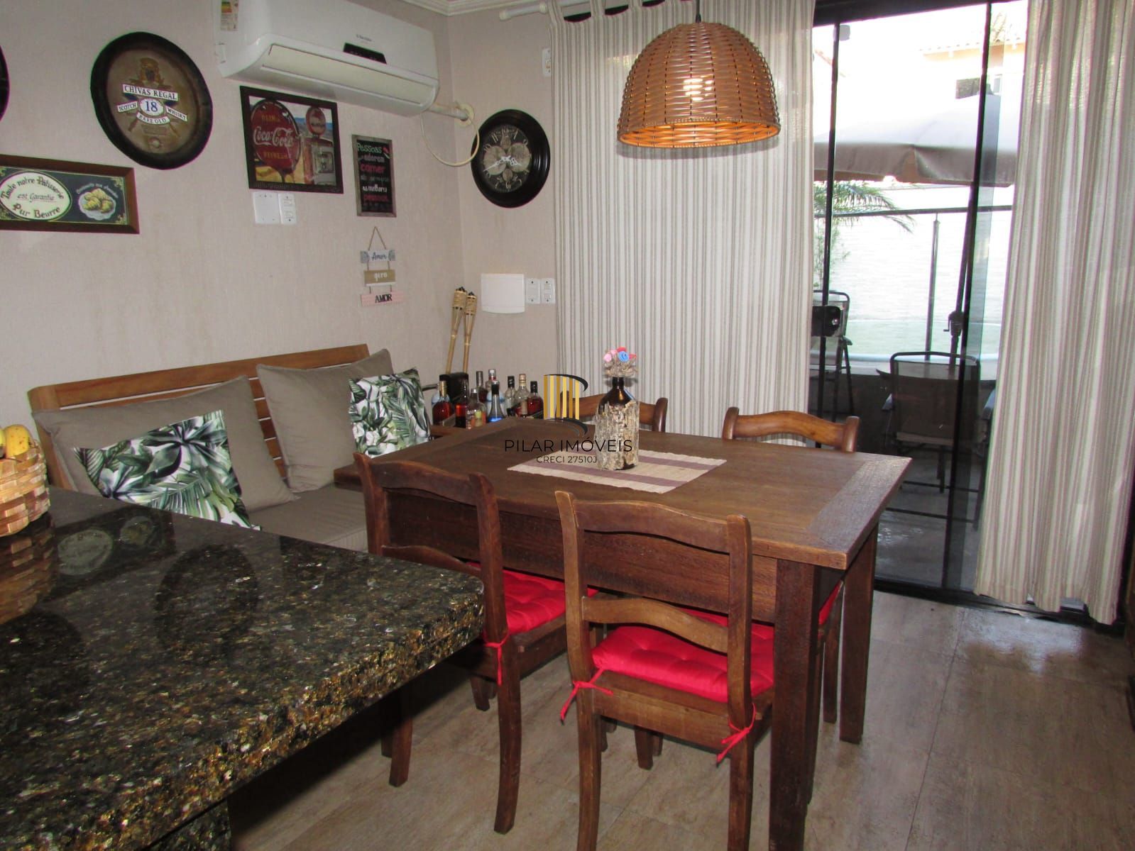 Casa na Zona sul de Porto Alegre com 02 dormitórios e pátio.