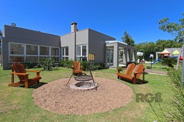 Casa em Porto Alegre, no bairro Hípica, com 3 dormitório(s), e 3 banheiros, à venda.