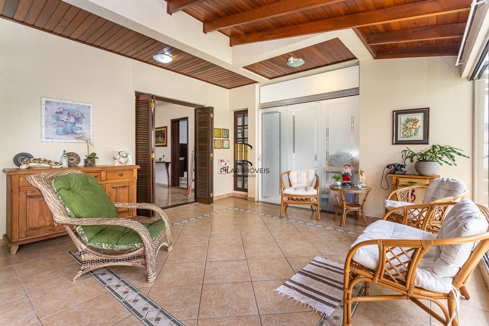 Casa de 272m², 4 dormitórios, 2 suítes e 4 vagas de garagem, no bairro Ipanema, próxima à orla do Guaíba.