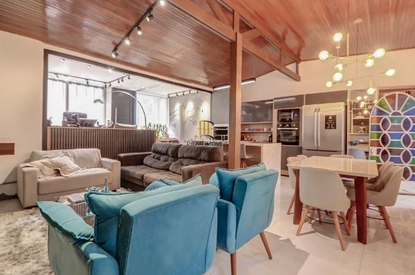 Casa em Porto Alegre, no bairro Tristeza, com 2 dormitório(s), e 2 banheiros, à venda.
