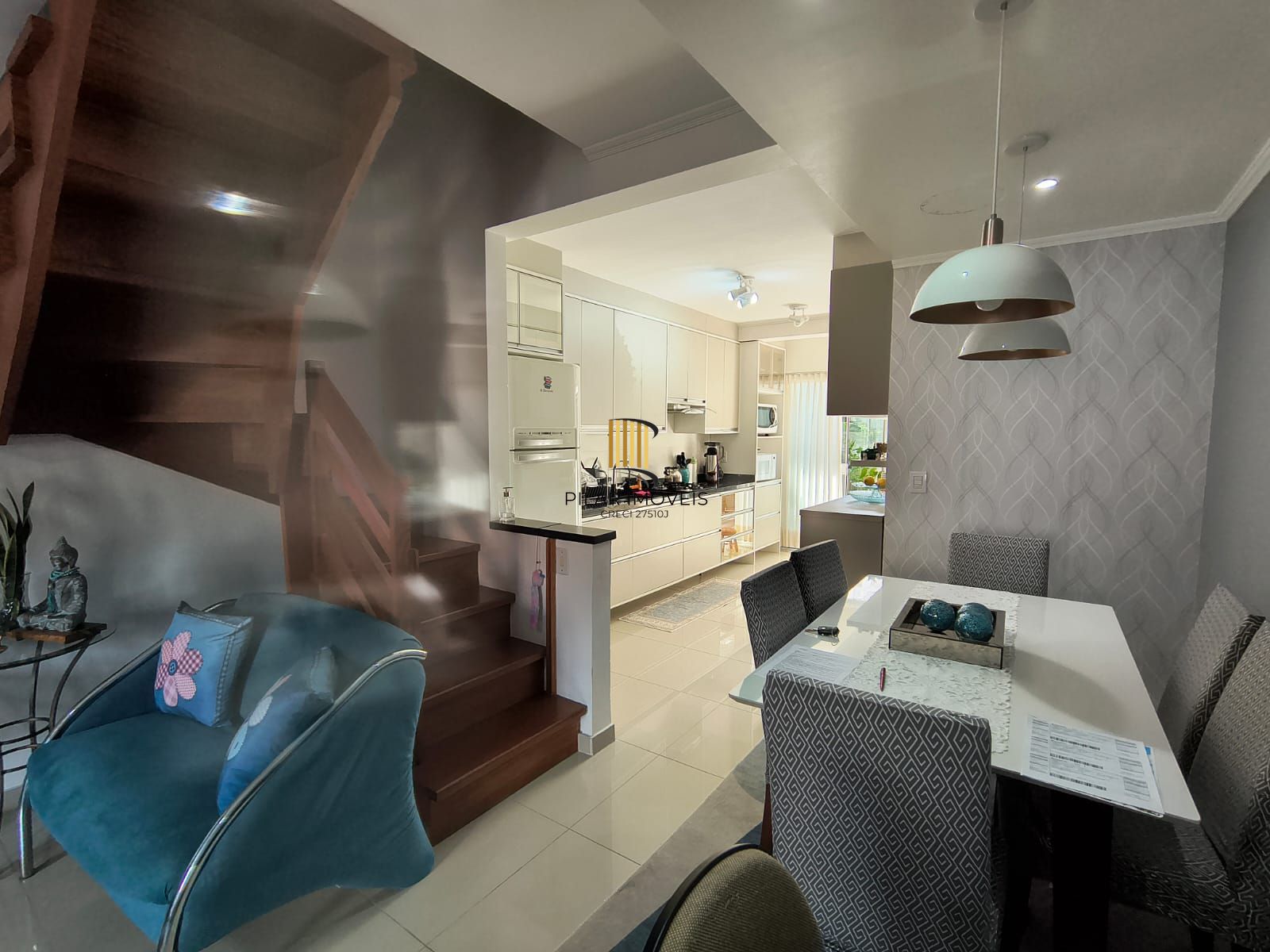 Otimo sobrado com 2 suites no bairro Guaruja