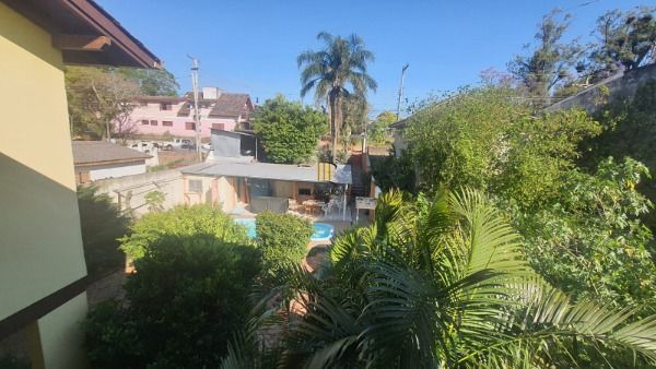 Casa em Porto Alegre, no bairro Nonoai, com 3 dormitório(s), e 3 banheiros, à venda.