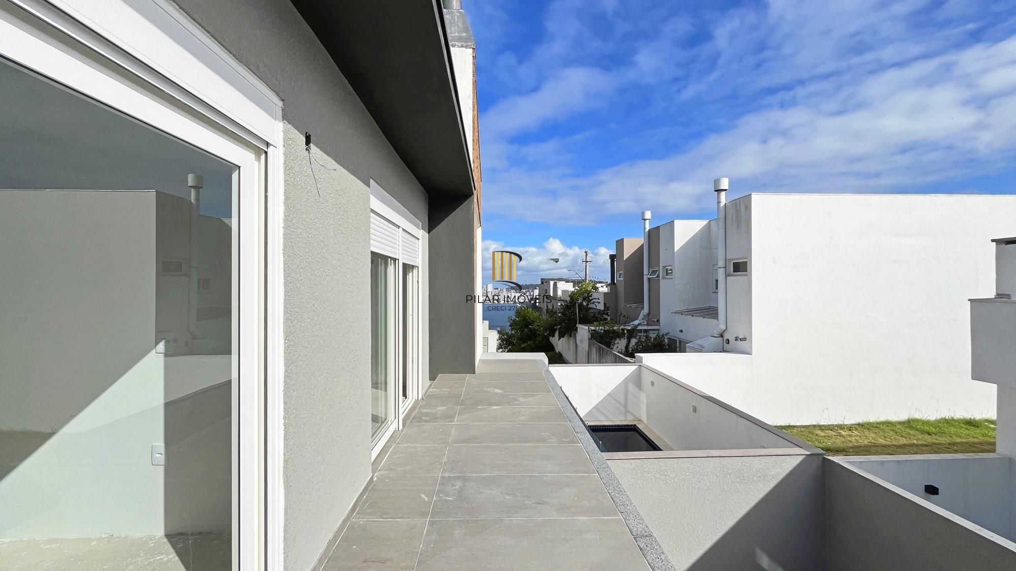 Casa 4 dormitórios( 1 dorm térreo) no Condomínio Villa Amalfi, na zona sul de Porto Alegre.