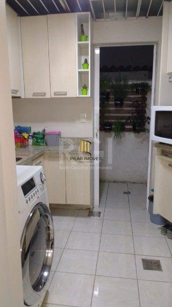 Casa de Condomínio 4 dormitórios no bairro Cristal