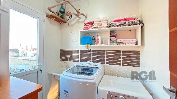 Casa em Porto Alegre, no bairro Hípica, com 3 dormitório(s), e 3 banheiros, à venda.