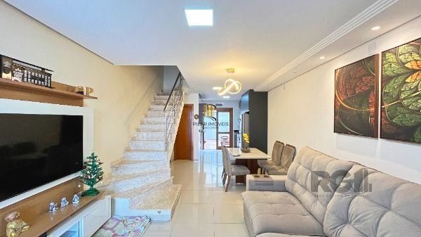 Casa em Porto Alegre, no bairro Guarujá, com 2 dormitório(s), e 2 banheiros, à venda.