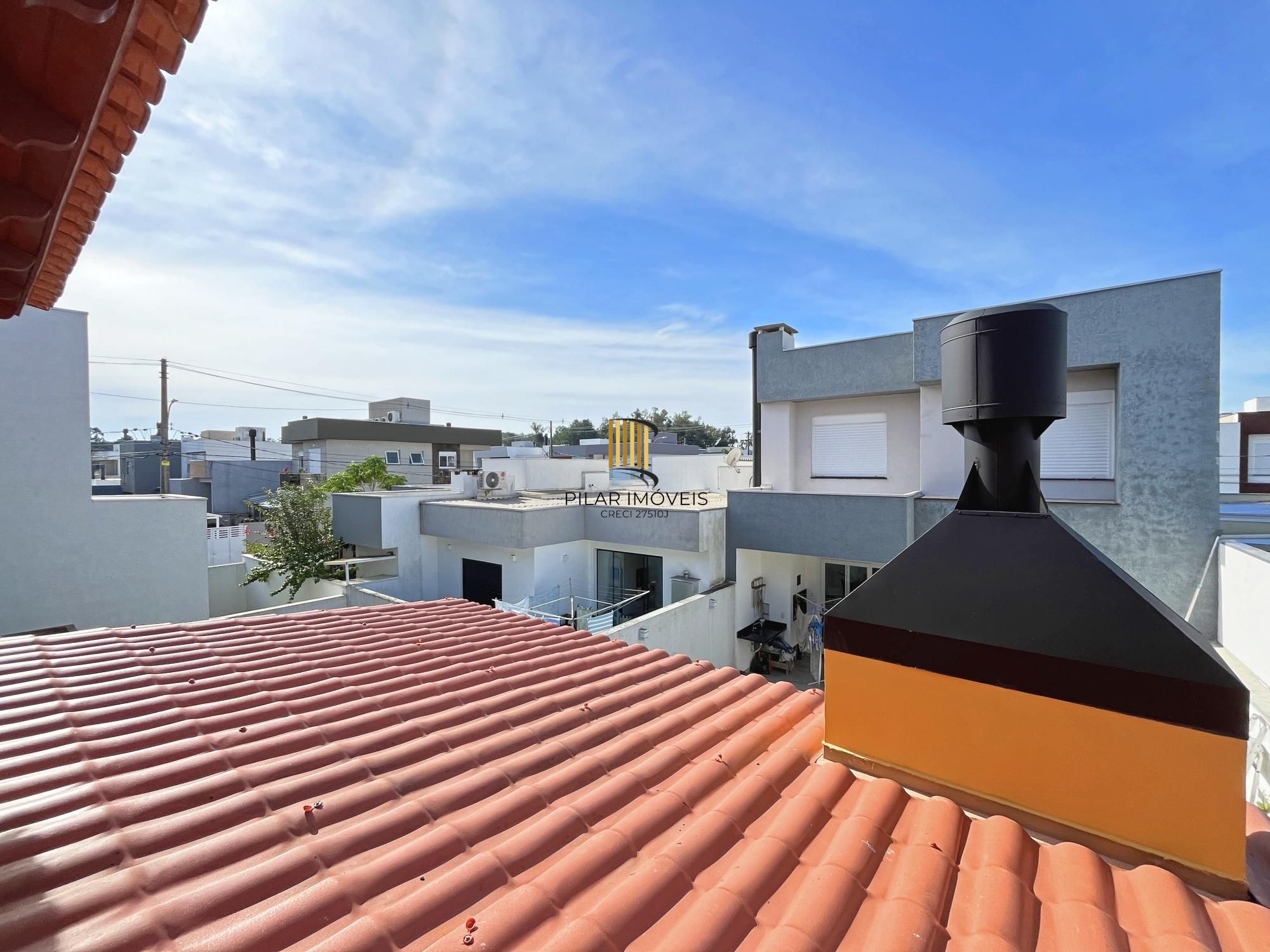 Casa com suíte no térreo em condomínio fechado