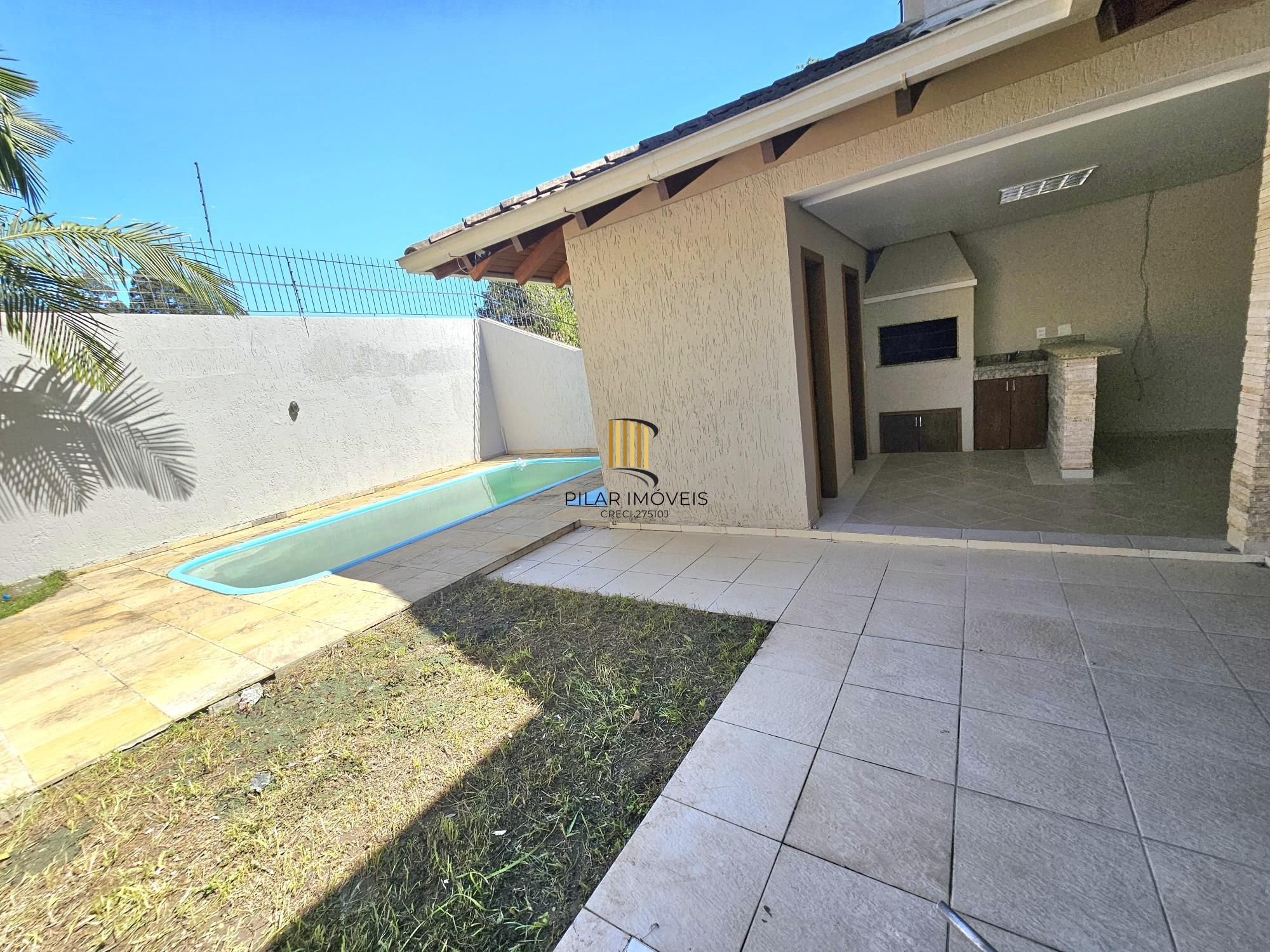 Sobrado 3 dormitórios com lareira, churrasqueira, piscina, 4 vagas garagem com 196,00m² de área construída no bairro Hípica !