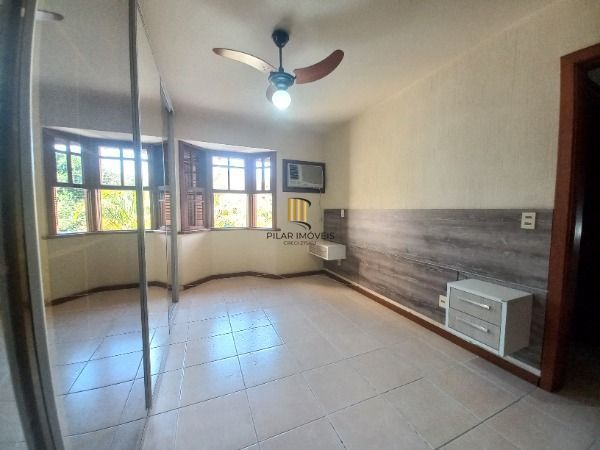 Casa em Porto Alegre, no bairro Ipanema, com 3 dormitório(s), e 3 banheiros, à venda.