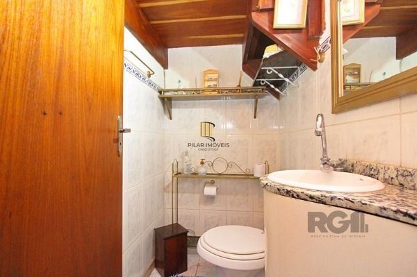 Casa em Porto Alegre, no bairro Guarujá, com 3 dormitório(s), e 3 banheiros, à venda.