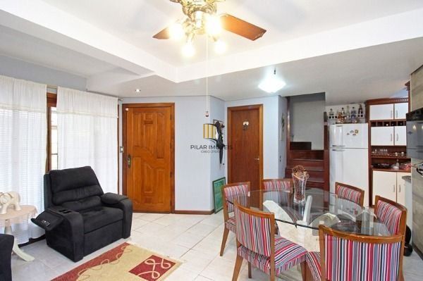Casa em Porto Alegre, no bairro Guarujá, com 3 dormitório(s), e 3 banheiros, à venda.