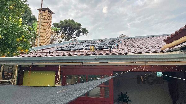 Casa em Porto Alegre, no bairro Ipanema, com 2 dormitório(s), e 2 banheiros, à venda.