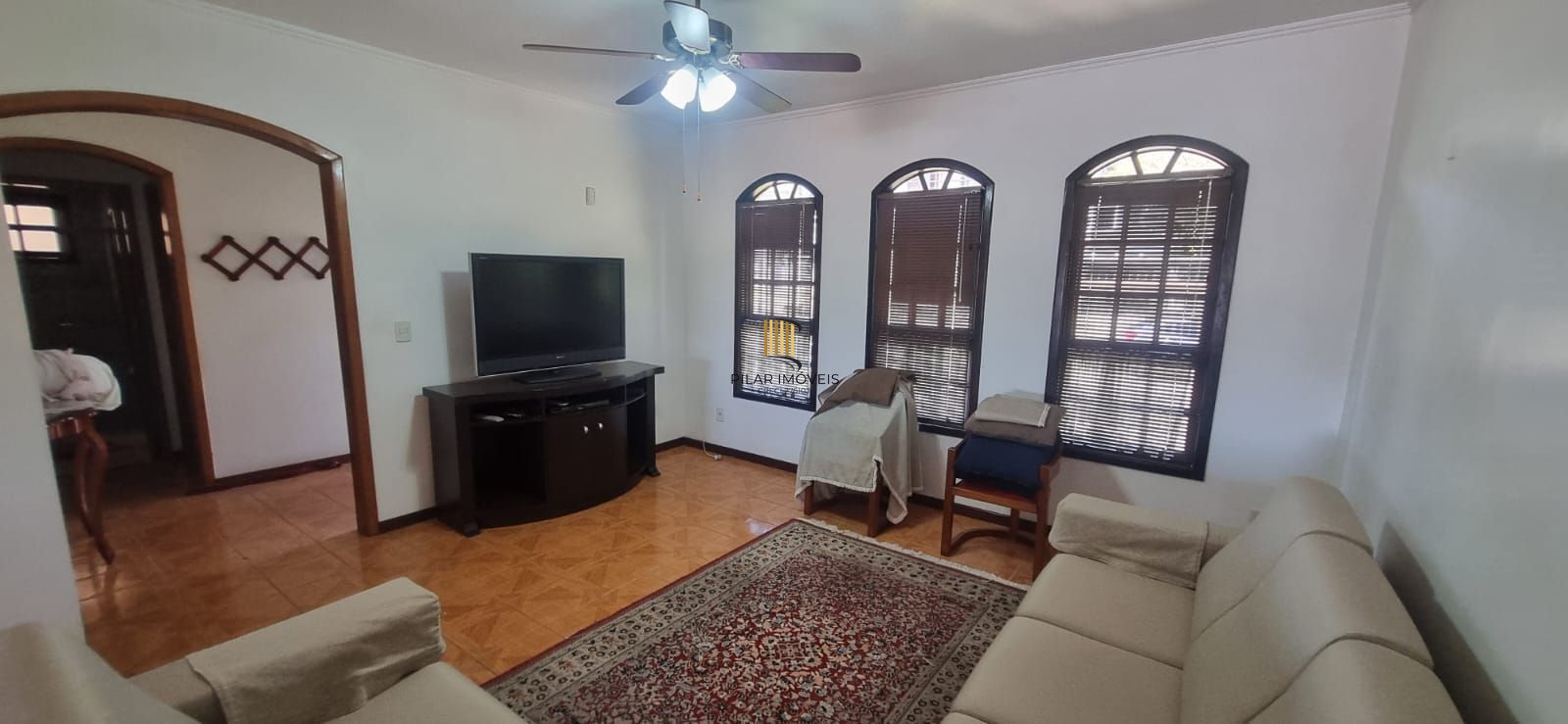 Ótima casa com 3 dormitórios sendo 1suíte e garagem para 4 carros.