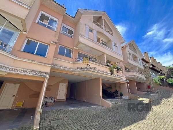 Casa Condominio em Porto Alegre, no bairro Pedra Redonda, com 3 dormitório(s), e 3 banheiros, à venda.