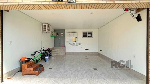 Casa em Porto Alegre, no bairro Ipanema, com 4 dormitório(s), e 4 banheiros, à venda.