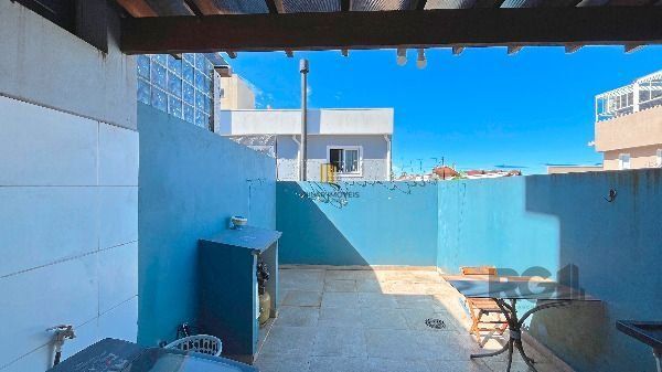 Casa em Porto Alegre, no bairro Guarujá, com 3 dormitório(s), e 3 banheiros, à venda.