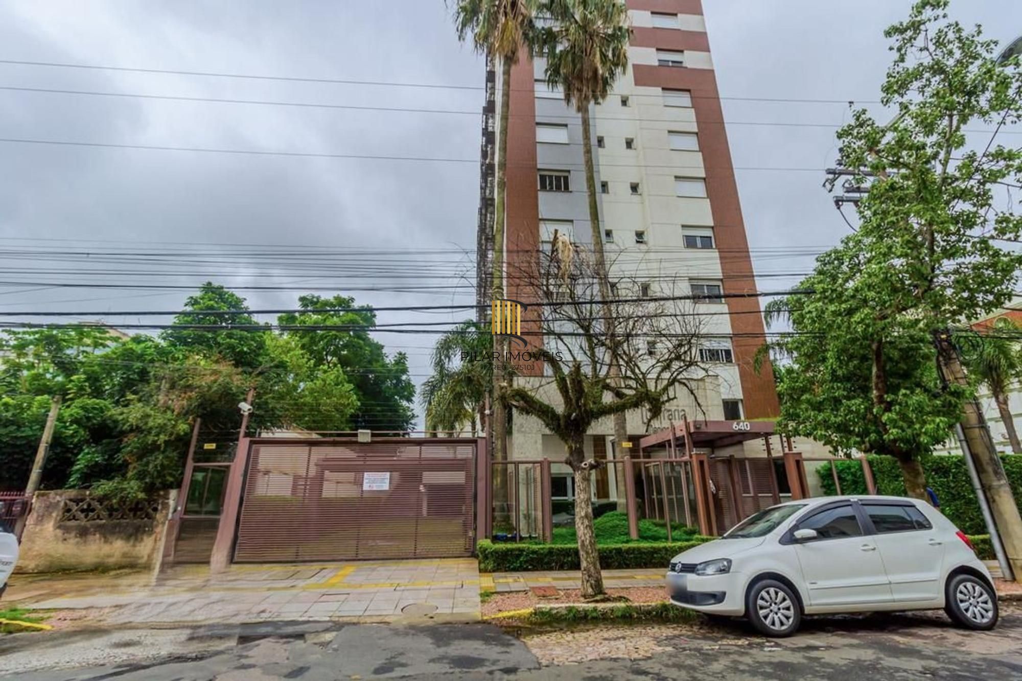 Apartamento semi mobiliado, 2 dormitórios, 1 suíte e 1 vaga de garagem coberta no bairro Menino Deus em Porto Alegre.