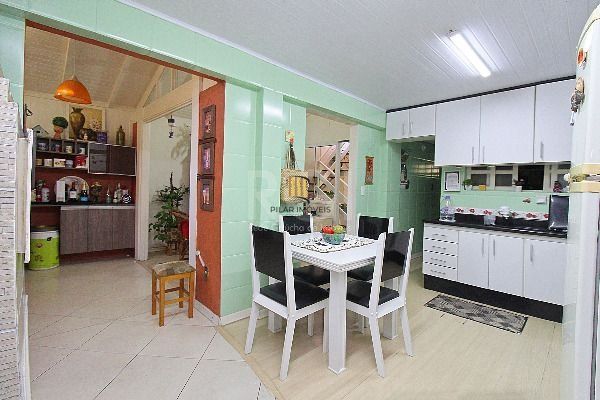Casa em Porto Alegre, no bairro Ipanema, com 3 dormitório(s), e 3 banheiros, à venda.