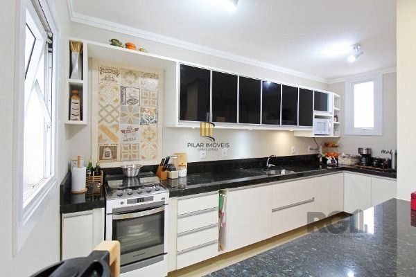 Casa em Porto Alegre, no bairro Hípica, com 3 dormitório(s), e 3 banheiros, à venda.