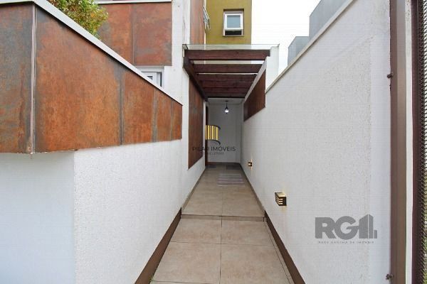 Casa em Porto Alegre, no bairro Hípica, com 3 dormitório(s), e 3 banheiros, à venda.