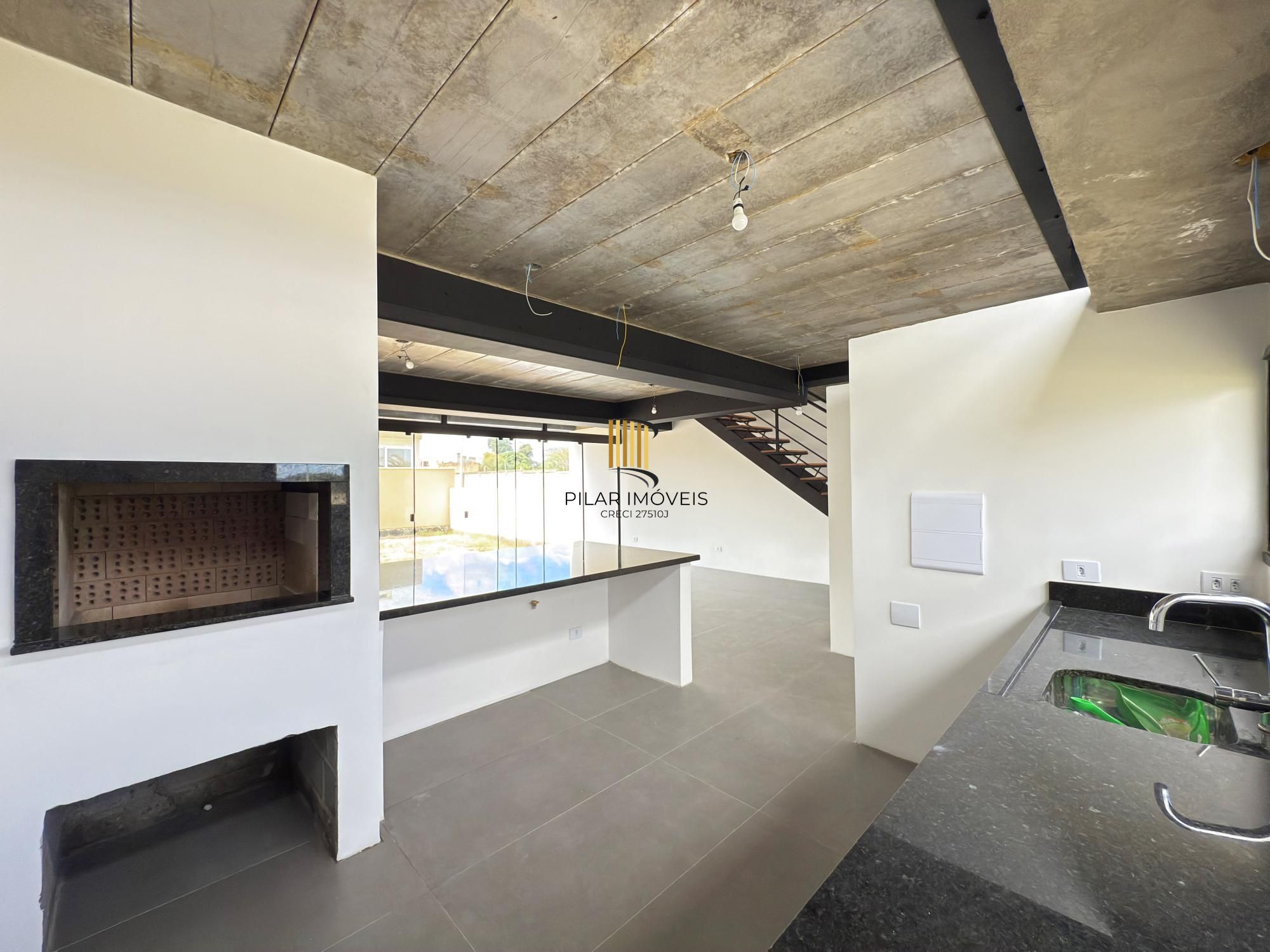 Sobrado em condomínio em Porto Alegre, no bairro Hípica, com 3 dormitórios.