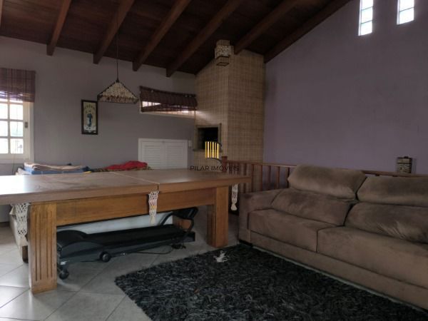 Casa em Porto Alegre, no bairro Hípica, com 3 dormitório(s), e 3 banheiros, à venda.