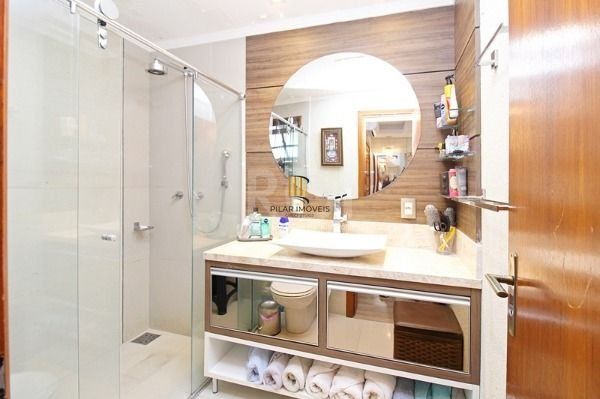 Casa em Porto Alegre, no bairro Ipanema, com 4 dormitório(s), e 4 banheiros, à venda.