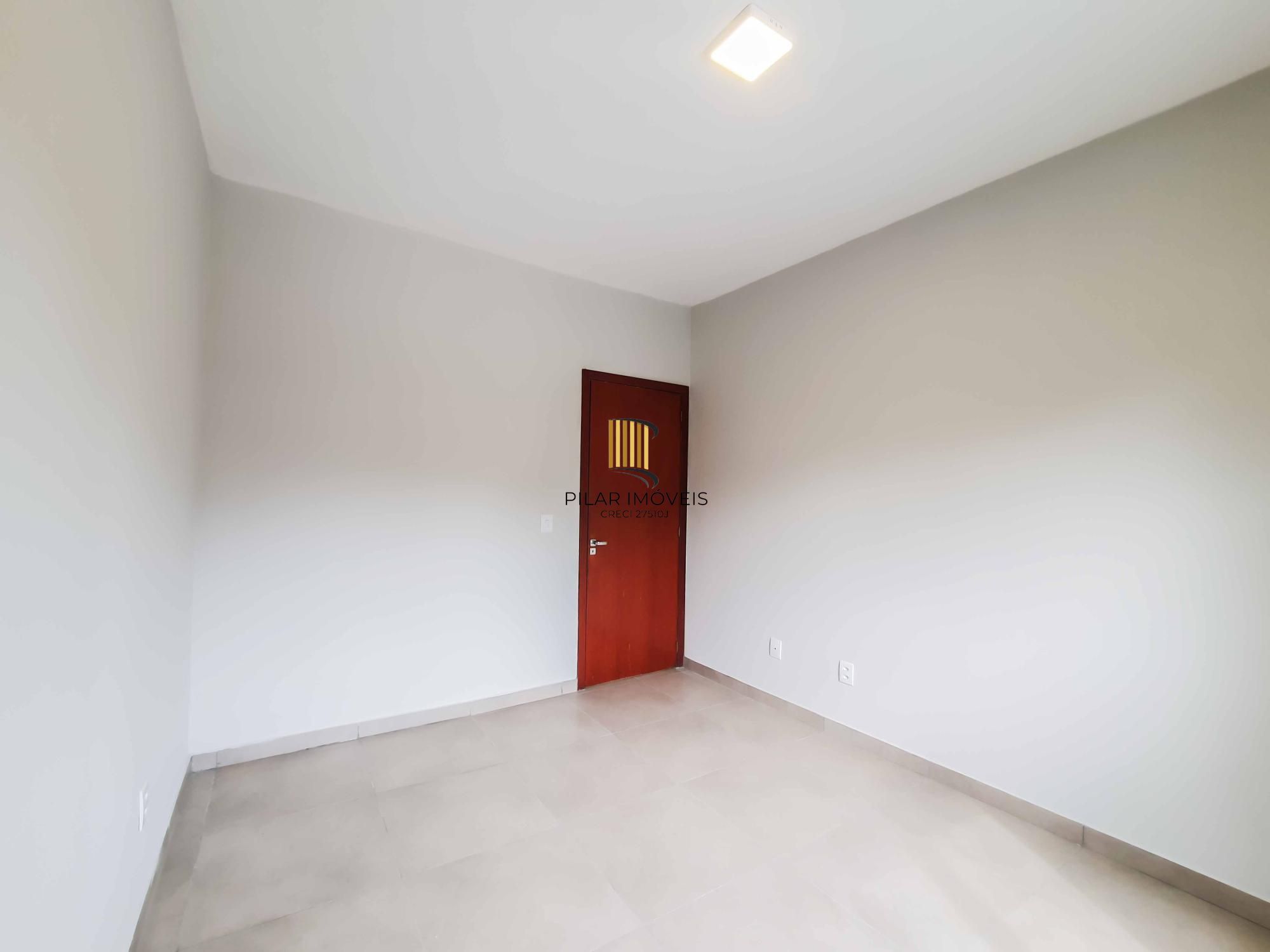 No bairro Hípica residência térrea com 2 dormitórios