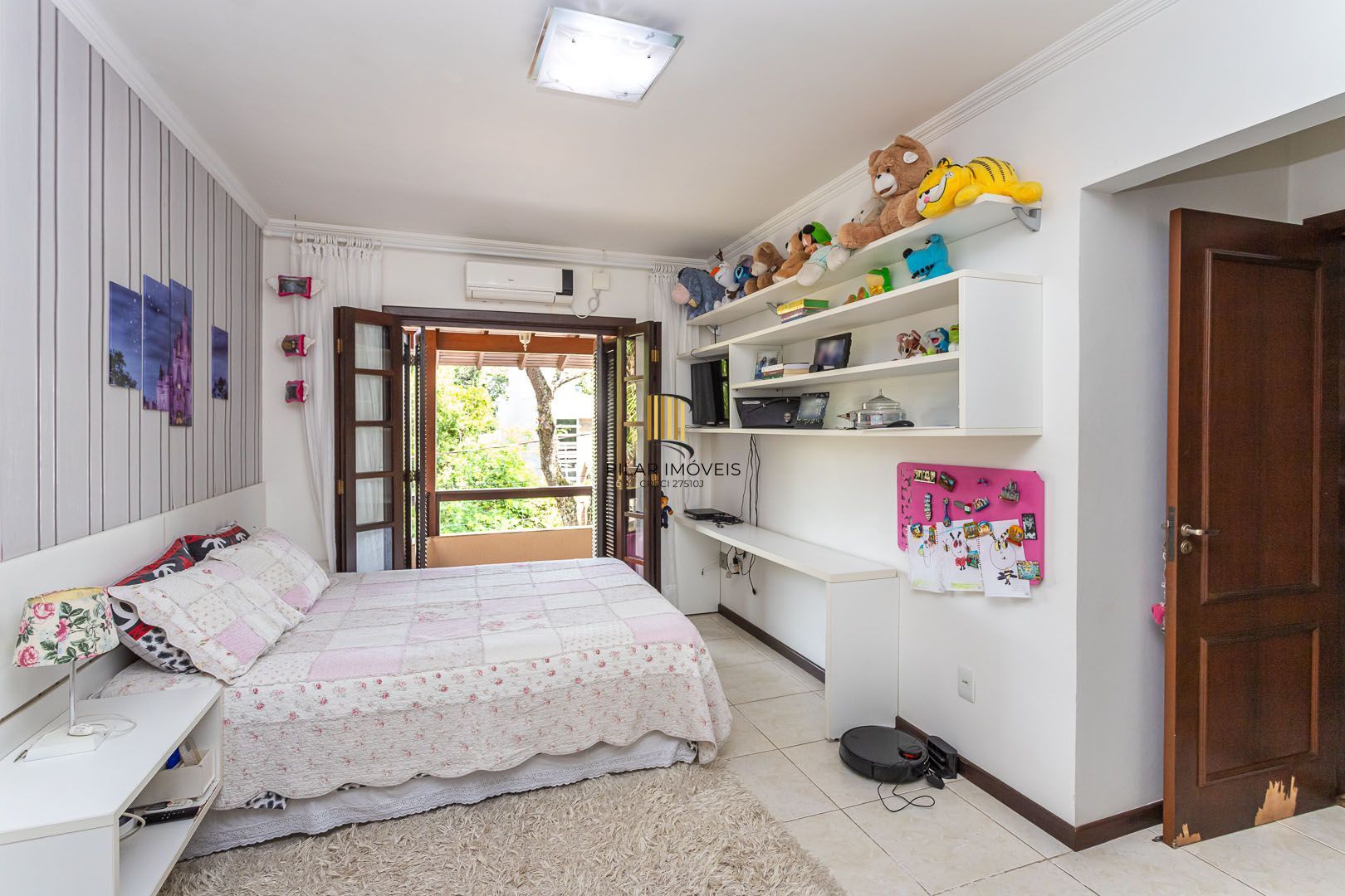 Casa de 272m², 4 dormitórios, 2 suítes e 4 vagas de garagem, no bairro Ipanema, próxima à orla do Guaíba.