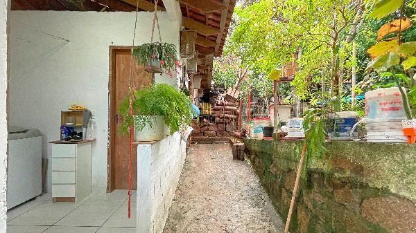 Casa em Porto Alegre, no bairro Ipanema, com 2 dormitório(s), e 2 banheiros, à venda.